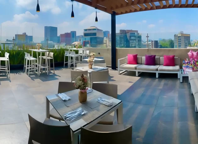 Eleva tus eventos empresariales: Descubre la elegancia de la terraza del Isaaya Hotel Boutique