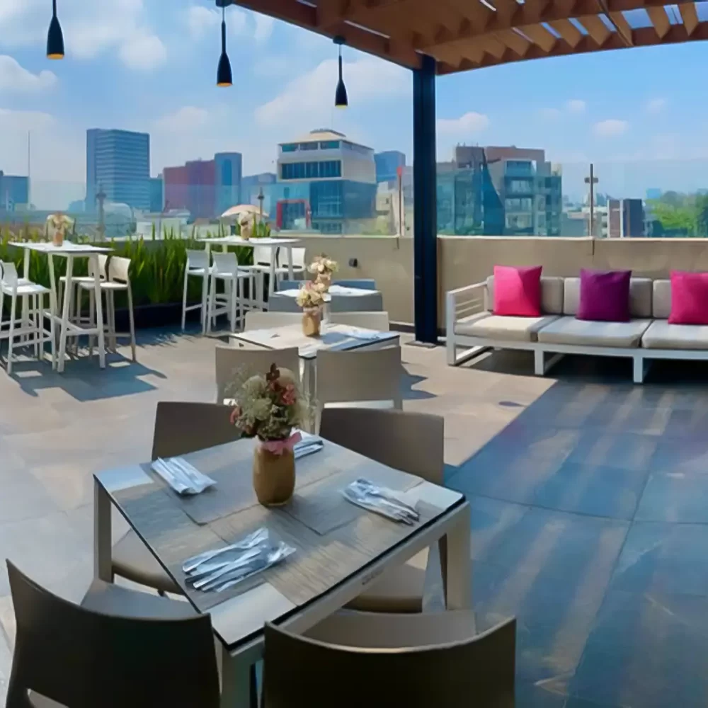 Eleva tus eventos empresariales: Descubre la elegancia de la terraza del Isaaya Hotel Boutique